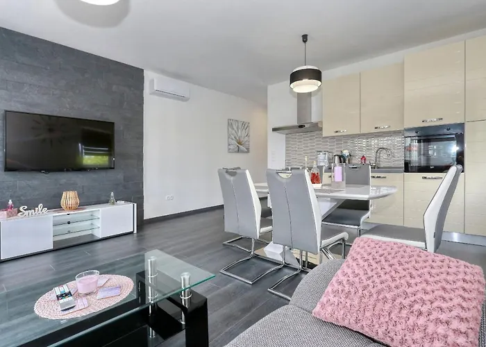 Laguna Apartment *
